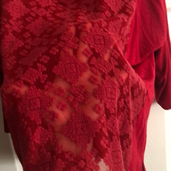 Red Ariat XXL Lace Front Mid length sleeve top - Picture 3 of 4